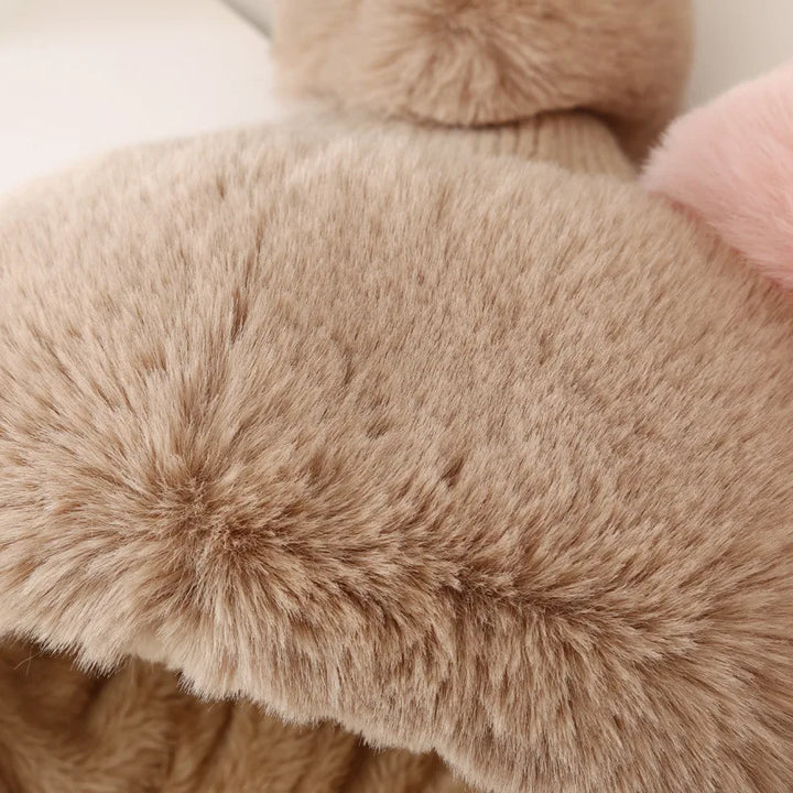 Kuschelige beige Kunstfell-Decke, weich, warm, ideal für Wohnzimmer oder Schlafzimmer.