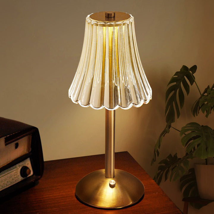 Goldene Tischlampe mit Glaslampenschirm, Vintage-Design, warmes Licht, Wohnzimmer-Dekoration.