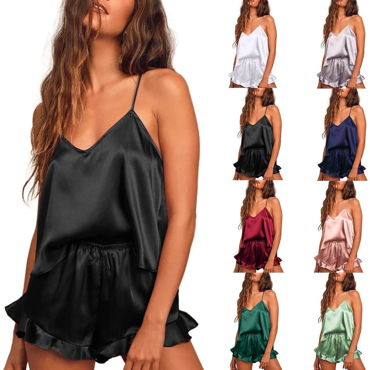 Frau in schwarzem Satin-Pyjama-Set, Spaghettiträger, Shorts, verschiedene Farben, Nachtwäsche.