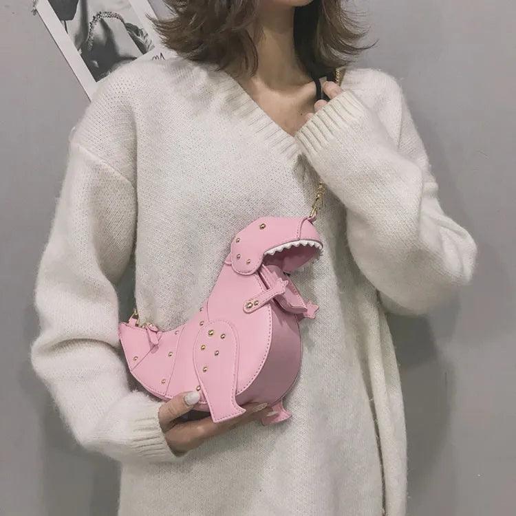 Frau mit rosa Dinosaurier-Handtasche, modisches Accessoire, Statement-Piece, Strickpullover.