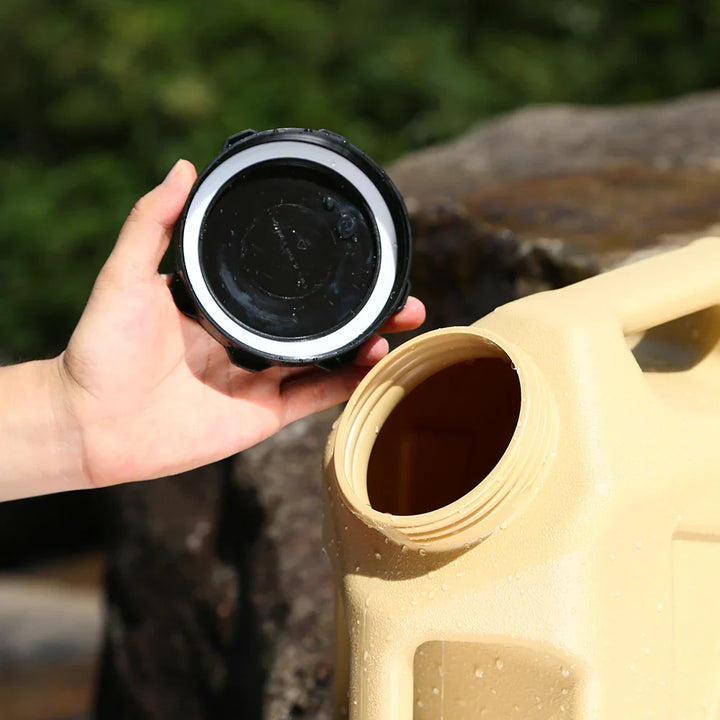 Beige Wasserkanister aus Kunststoff mit abgenommenem Deckel, Outdoor, Camping, robust.