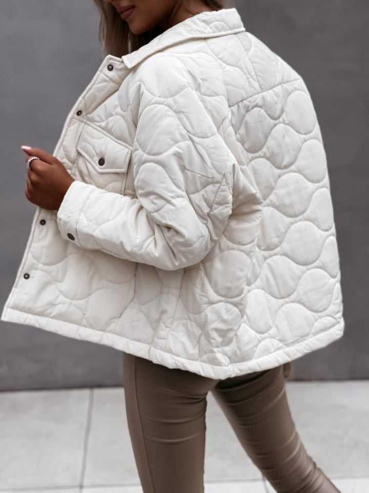 Weiße gesteppte Damenjacke, oversized, mit Knopfleiste, modisch, Herbstmode.