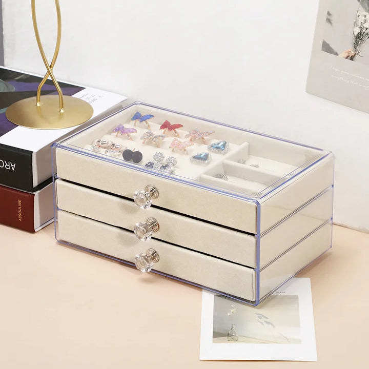 Klarer Acryl-Schmuck-Organizer mit drei Schubladen, ideal zur Aufbewahrung von Ohrringen und Ringen.