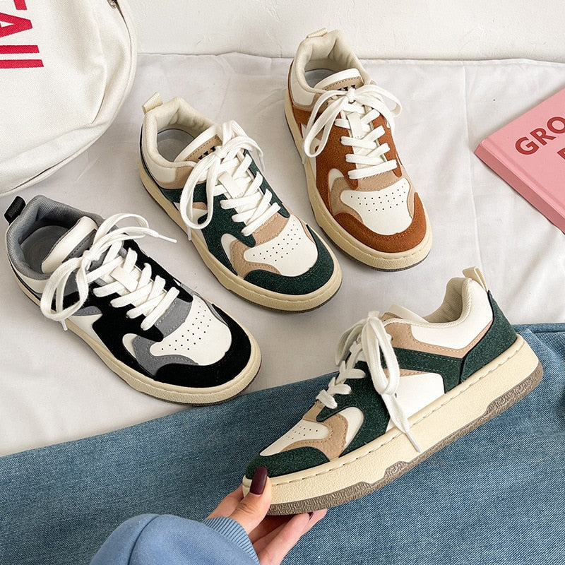 Damen-Sneaker, mehrfarbig, Wildleder, lässig, modisch, auf Tisch, Nahaufnahme.