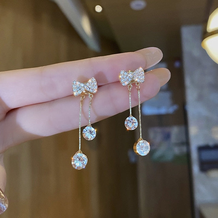 Damen Ohrringe mit Schleife, Gold, Strass, hängend, elegant, Schmuck für besondere Anlässe.