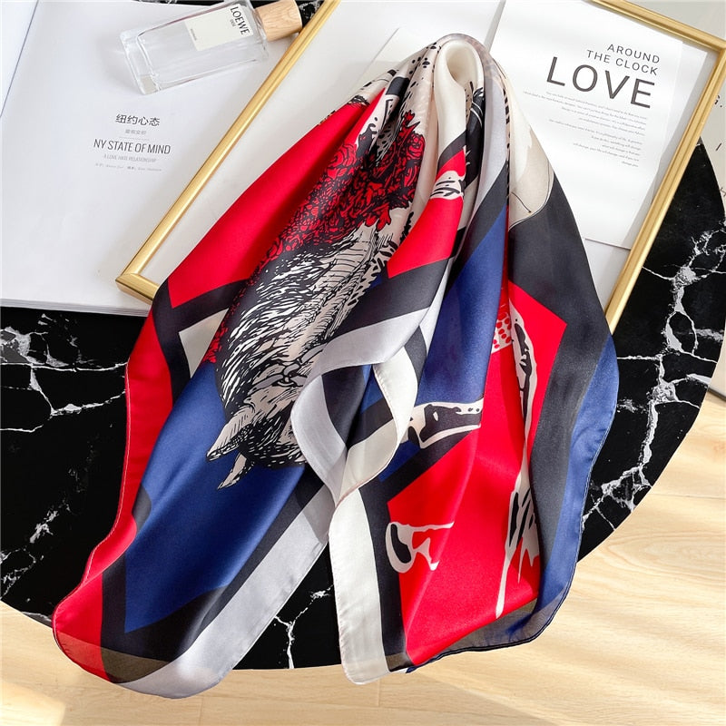 Seidenschal mit rotem, blauem und schwarzem Muster, luxuriöses Accessoire, Damenmode.