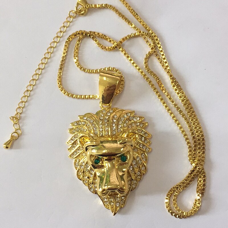 Goldene Löwenkopf-Halskette mit grünen Augen, funkelnde Strasssteine, modisches Schmuckstück.