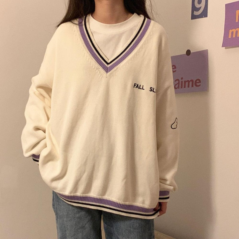 Weiße Oversize-Pullover mit V-Ausschnitt, lila Streifen, lässig, Damenmode, Herbstkleidung.