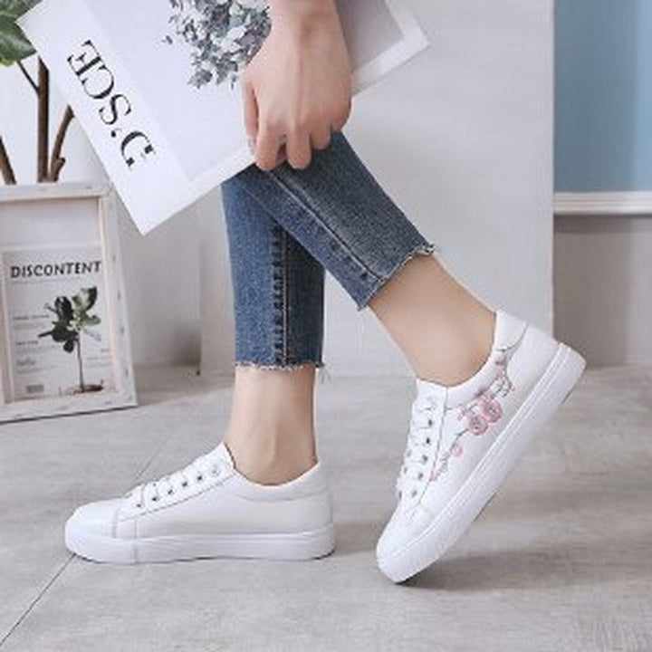 Weiße Damen-Sneaker mit Blumenstickerei, lässig, modisch, bequem, ideal für den Alltag.