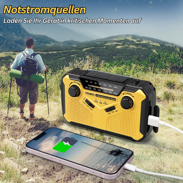 Gelbes Notfallradio mit Solarpanel und Kurbel, lädt Smartphone im Freien auf.