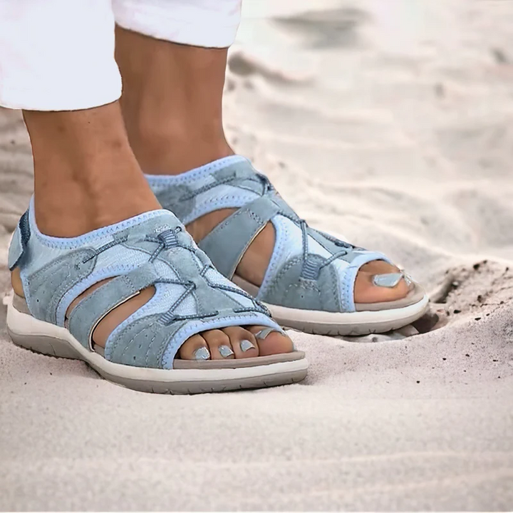 Blaue orthopädische Sandalen für Damen, bequem, ideal für den Sommer am Strand.