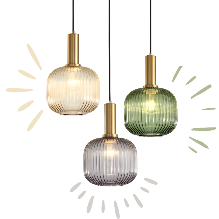 Drei moderne Glas-Pendelleuchten in Gold, Grün und Grau, ideal für stilvolle Inneneinrichtung.