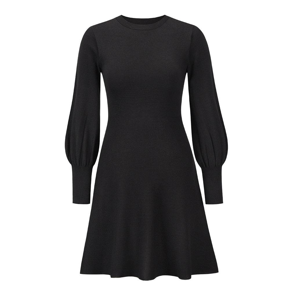 Schwarzes Strickkleid mit langen Puffärmeln, elegantes Design, Damenmode.