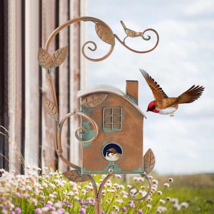 Vogelhaus aus Metall mit Vogel, dekorativ, Garten, Vintage-Stil, braun, Blumen, Frühling.