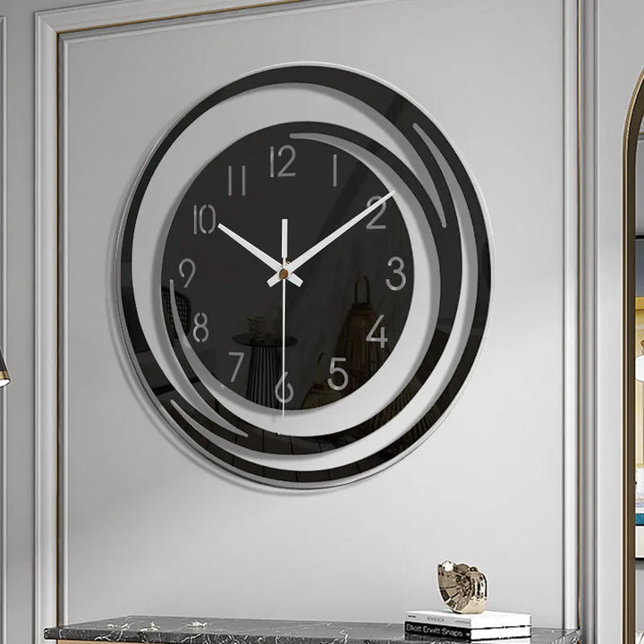Moderne schwarze Wanduhr mit silbernen Akzenten, minimalistisches Design, Wohnzimmerdekoration.