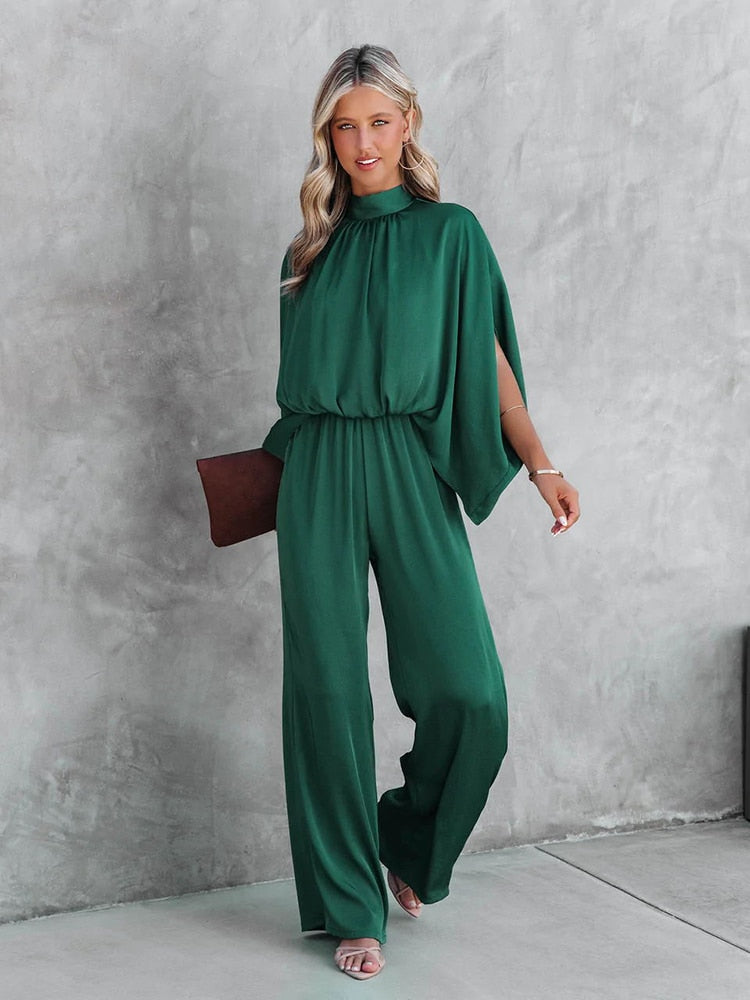Frau in grünem Jumpsuit, elegantes Design, modisches Outfit, Damenmode, Sommerkleidung.
