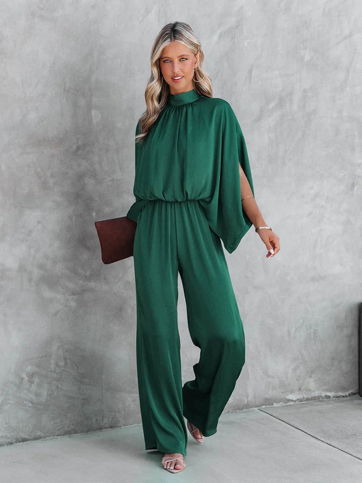 Frau in grünem Jumpsuit, elegantes Design, modisches Outfit, Damenmode, Sommerkleidung.