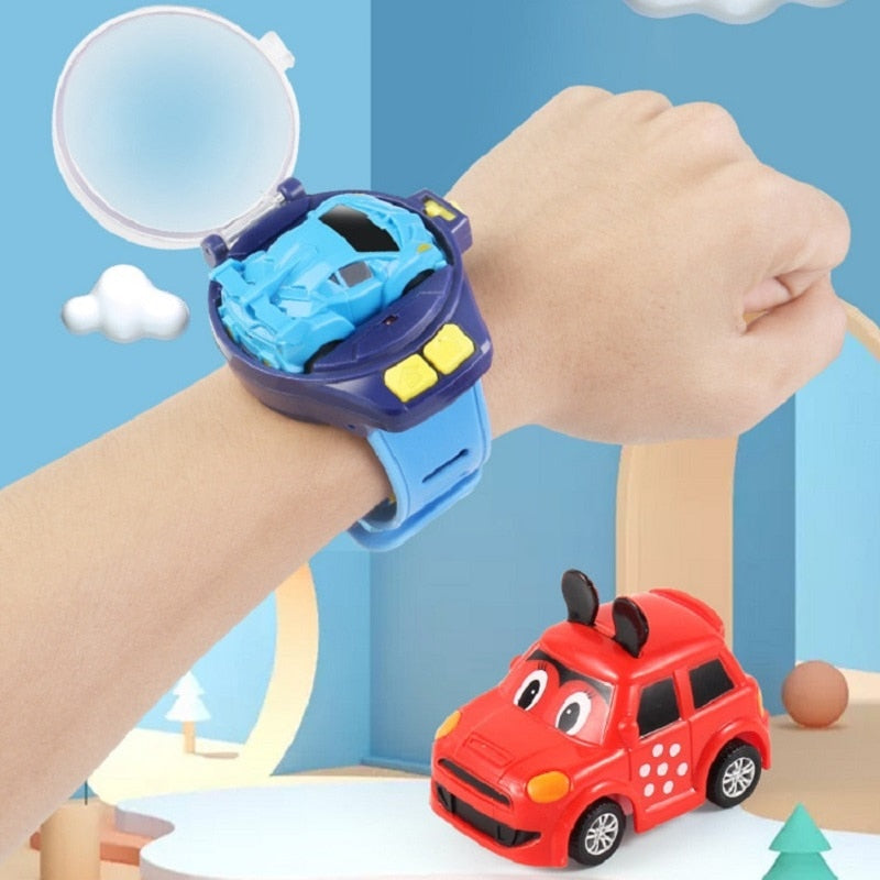 Blaues Kinderarmband mit Spielzeugauto, rotes Spielzeugauto im Hintergrund, Kunststoff, Spielzeug.