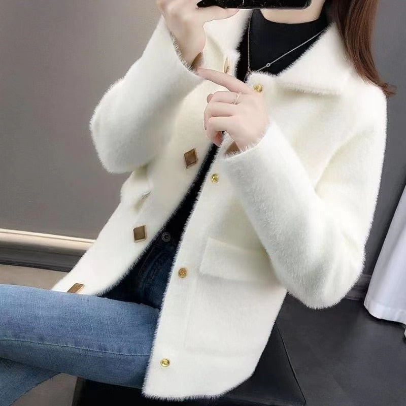 Damenjacke weiß, flauschig, Knöpfe, modisch, Winterkleidung, elegant, warm, Freizeitlook.