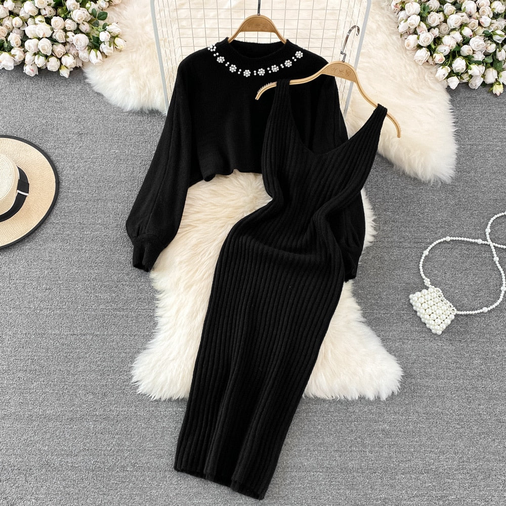 Schwarzes Strickkleid und Pullover-Set, elegantes Design, Damenmode, Herbst-Winter-Outfit.