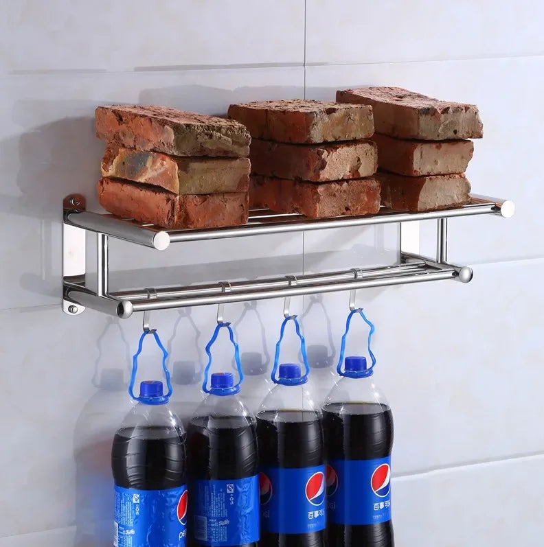 Wandregal Edelstahl mit Ziegelsteinen und hängenden Pepsi-Flaschen, robust und vielseitig.