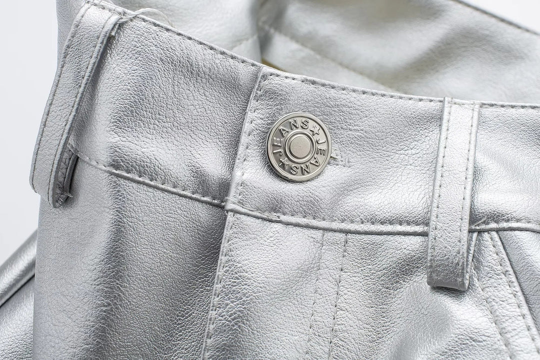 Silberne Lederhose mit Knopfdetail, modisch, hochwertig, glänzend, Damenbekleidung.