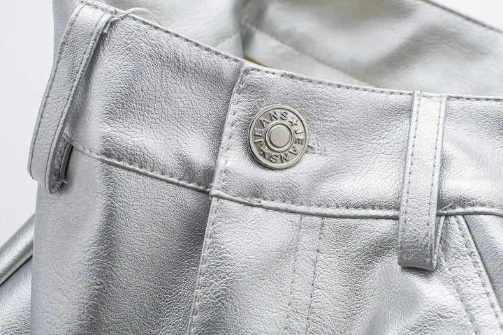 Silberne Lederhose mit Knopfdetail, modisch, hochwertig, glänzend, Damenbekleidung.