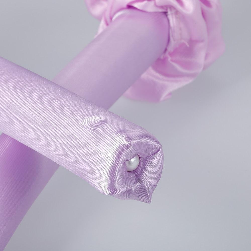 Lila Satin-Haarband mit Perlenverzierung, modisches Accessoire für Damen.