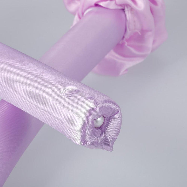 Lila Satin-Haarband mit Perlenverzierung, modisches Accessoire für Damen.