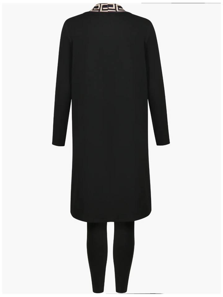 Schwarzes Damenkleid mit langen Ärmeln, geometrischem Kragenmuster, elegantes Design.