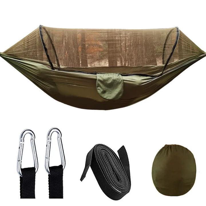 Grüne Hängematte mit Moskitonetz, Karabinerhaken, Gurten und Tragetasche für Outdoor-Camping.