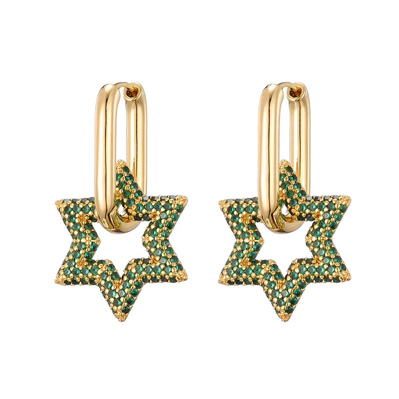Goldene Ohrringe mit grünen Sternanhängern, funkelnde Schmuckstücke, modisches Accessoire.