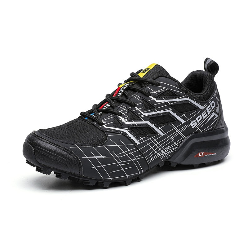 Schwarzer Trailrunning-Schuh, atmungsaktiv, rutschfest, mit Schnürsenkeln und robustem Design.