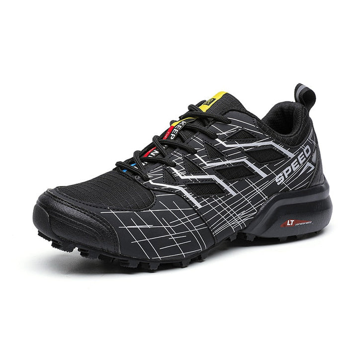 Schwarzer Trailrunning-Schuh, atmungsaktiv, rutschfest, mit Schnürsenkeln und robustem Design.