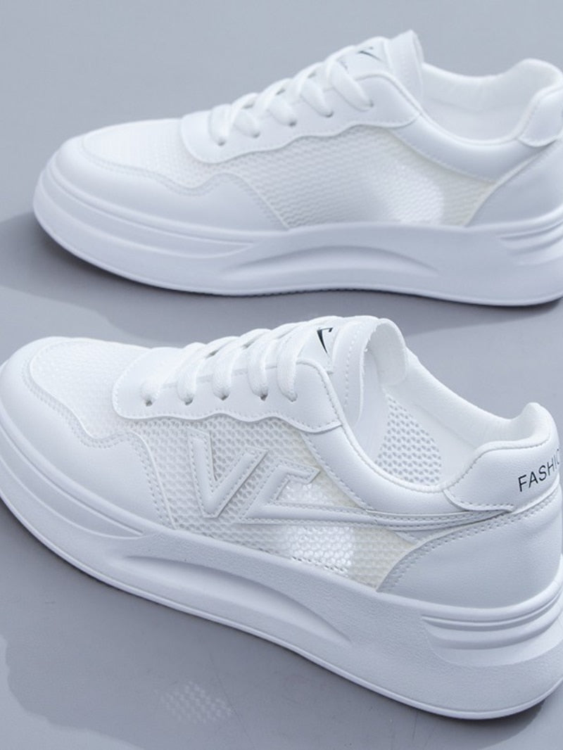 Weiße Sneaker aus Mesh und Leder, modisch, atmungsaktiv, für Damen und Herren.