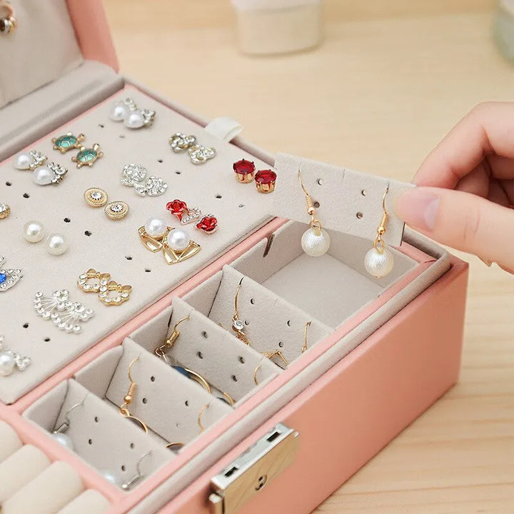 Rosa Schmuckkästchen mit Ohrringen und Ringen, Organizer für Schmuckaufbewahrung, elegant.