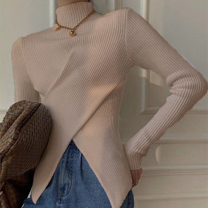 Beiger Strickpullover Damen, gerippter Stoff, modisches Design, Herbstmode, lässiger Stil.