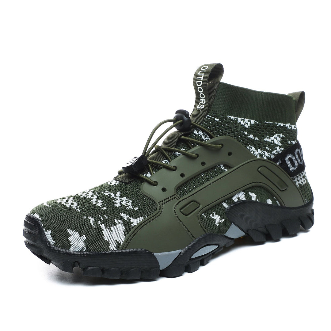 Grüner Outdoor-Wanderschuh, Camouflage-Muster, rutschfeste Sohle, atmungsaktives Material.