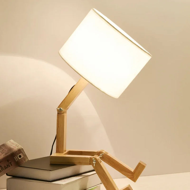 Holzlampenfigur mit weißem Lampenschirm, moderne Tischleuchte, skandinavisches Design.