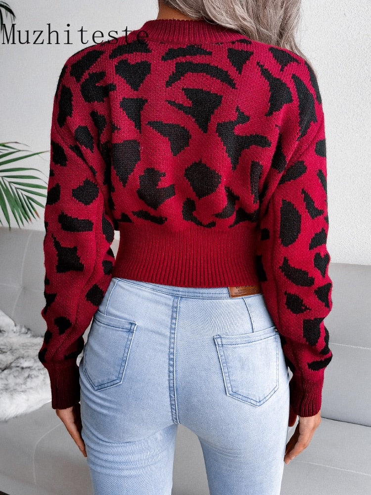 Roter Damenpullover mit schwarzem Leopardenmuster, Strick, modisch, bequem, Herbstmode.