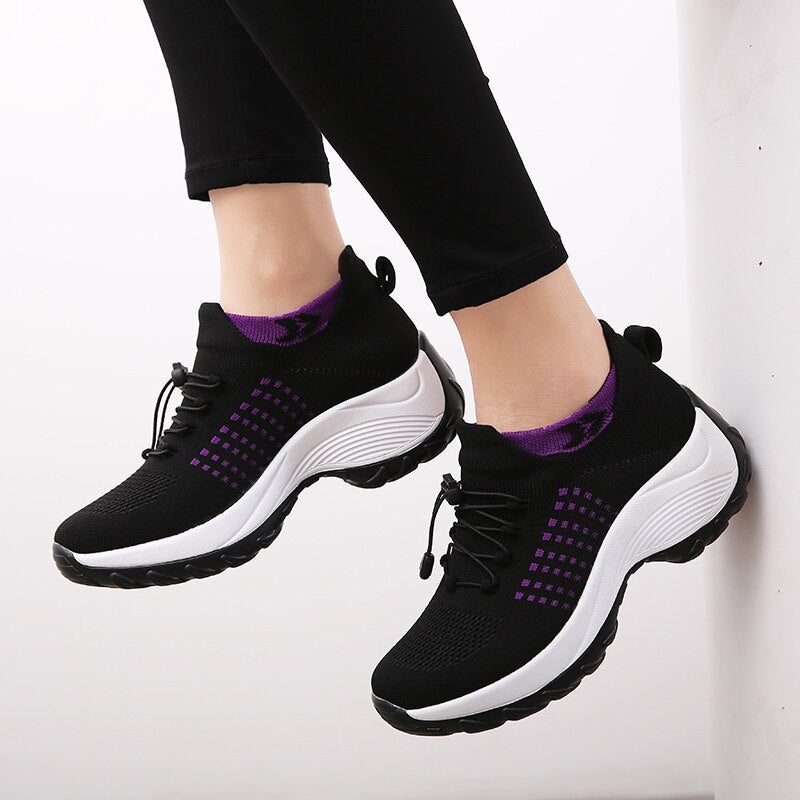 Schwarze Damen-Sneaker mit lila Akzenten, atmungsaktiv, rutschfeste Sohle, sportlich.