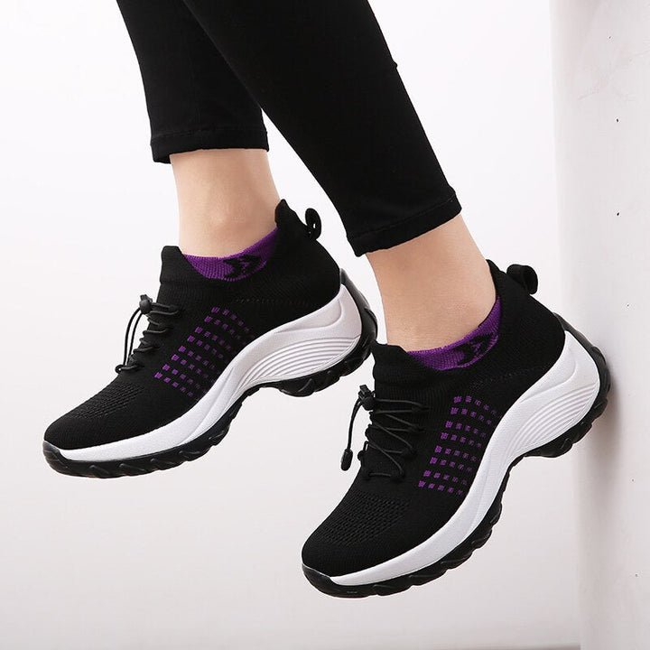 Schwarze Damen-Sneaker mit lila Akzenten, atmungsaktiv, rutschfeste Sohle, sportlich.