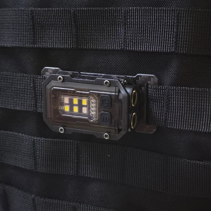 Schwarze taktische LED-Taschenlampe an Molle-Rucksack befestigt, Outdoor-Ausrüstung.