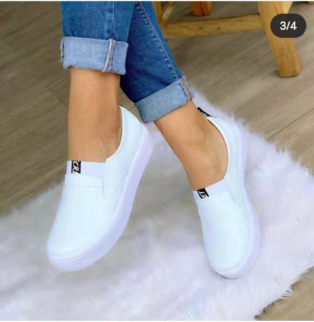 Weiße Damen-Sneaker aus Leder, Slip-On, lässig, bequem, auf Teppich, Jeans.