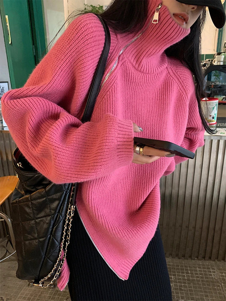 Frau in rosa Strickpullover mit Reißverschluss, schwarze Tasche, Smartphone, modisch, urban.