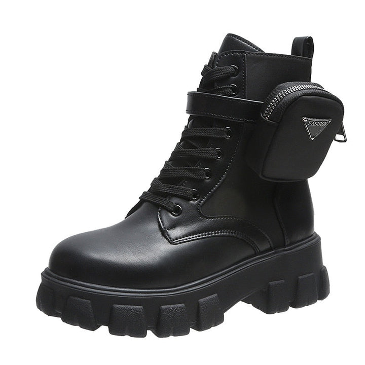 Schwarzer Damenstiefel mit Plateau, Schnürung und abnehmbarer Tasche, modisch und robust.