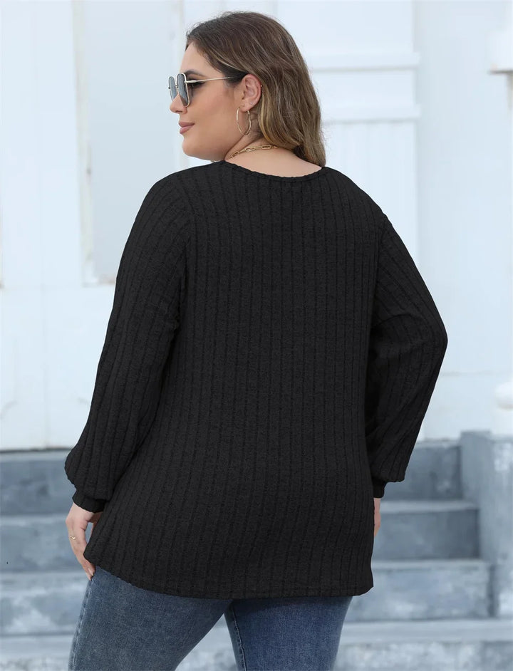 Frau in schwarzem Strickpullover, Plus-Size-Mode, lässiger Stil, Herbstmode, draußen.