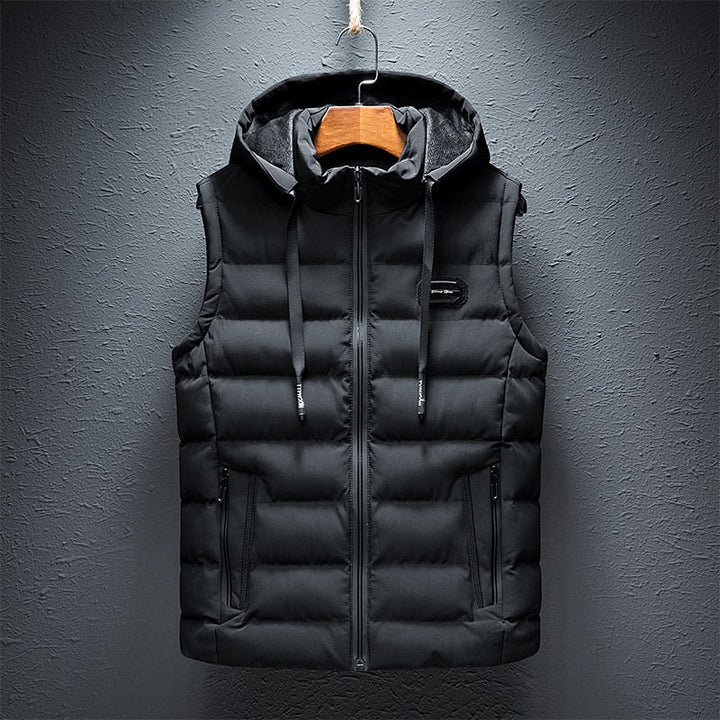 Schwarze Steppweste mit Kapuze, Reißverschluss, Herrenmode, Winterbekleidung, warm, stilvoll.