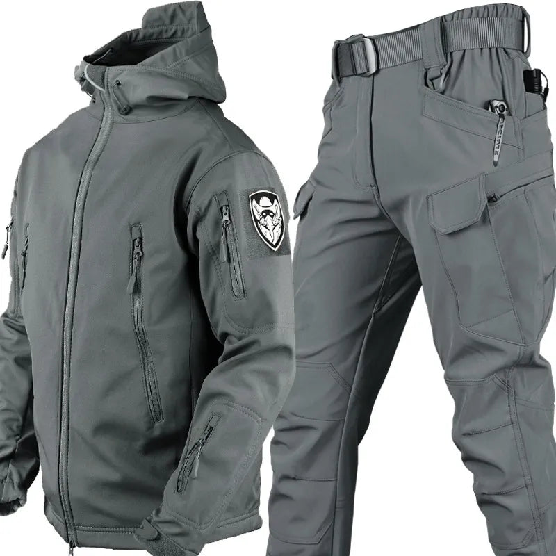 Graue taktische Jacke und Hose, wasserabweisend, mit Taschen, Outdoor-Bekleidung.