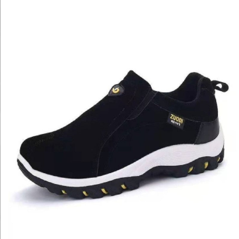 Schwarzer Herren-Sneaker, rutschfest, atmungsaktiv, mit gelben Akzenten, sportlich.